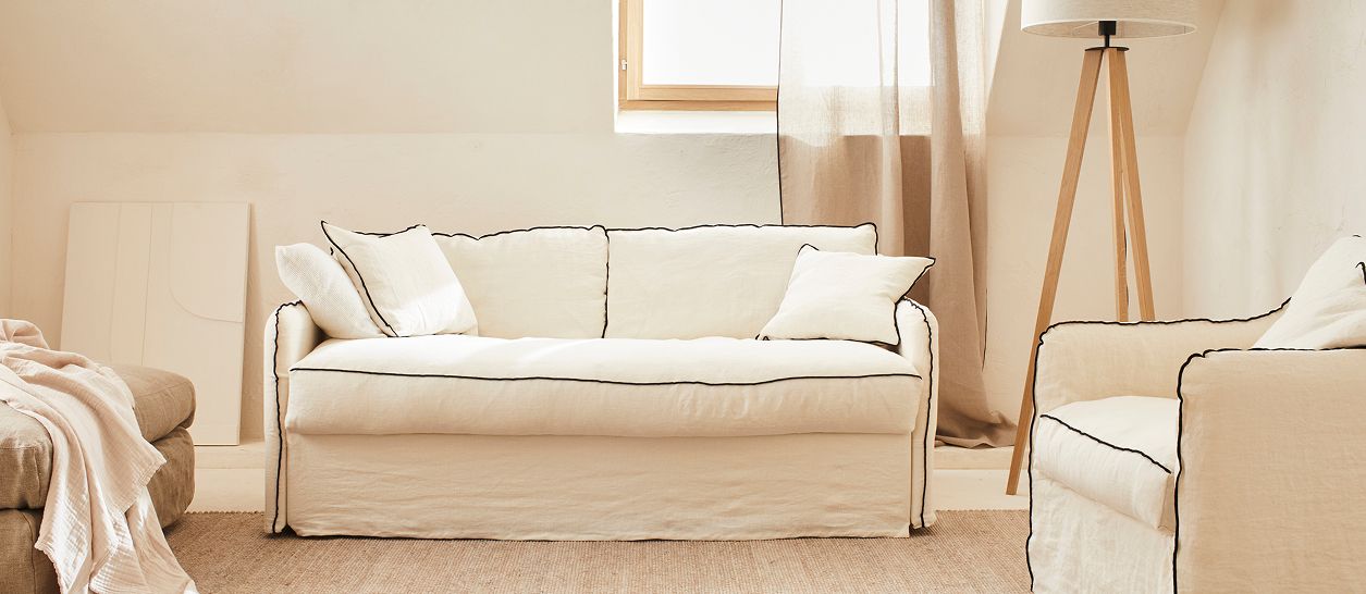 Canapé OLIA en lin blanc liseré noir, structure hêtre massif, format compact déhoussable