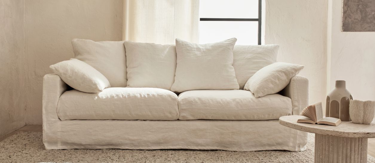 Canapé PALM en lin français blanc naturel, structure hêtre massif, coussins latex et plumes