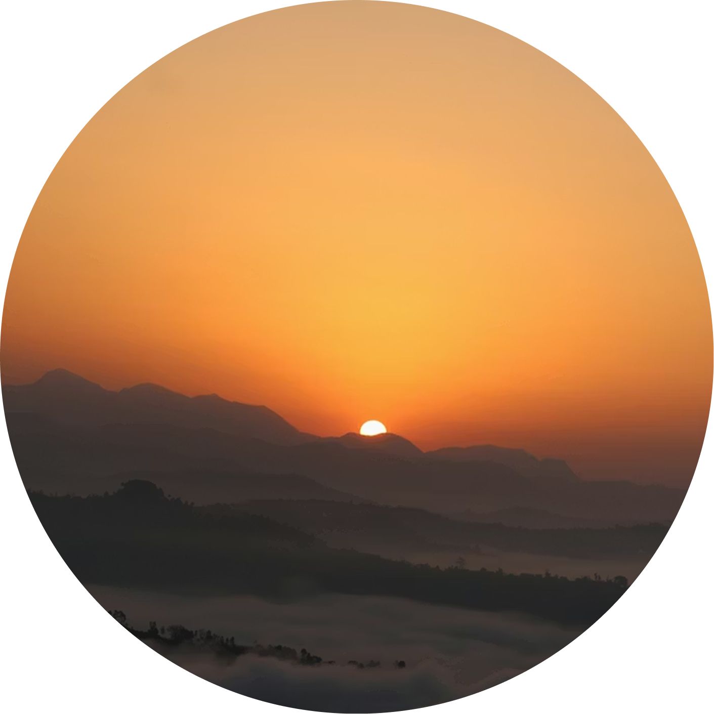 Lever de soleil spectaculaire sur les montagnes, horizon orangé, aube du matin chronotype alouette