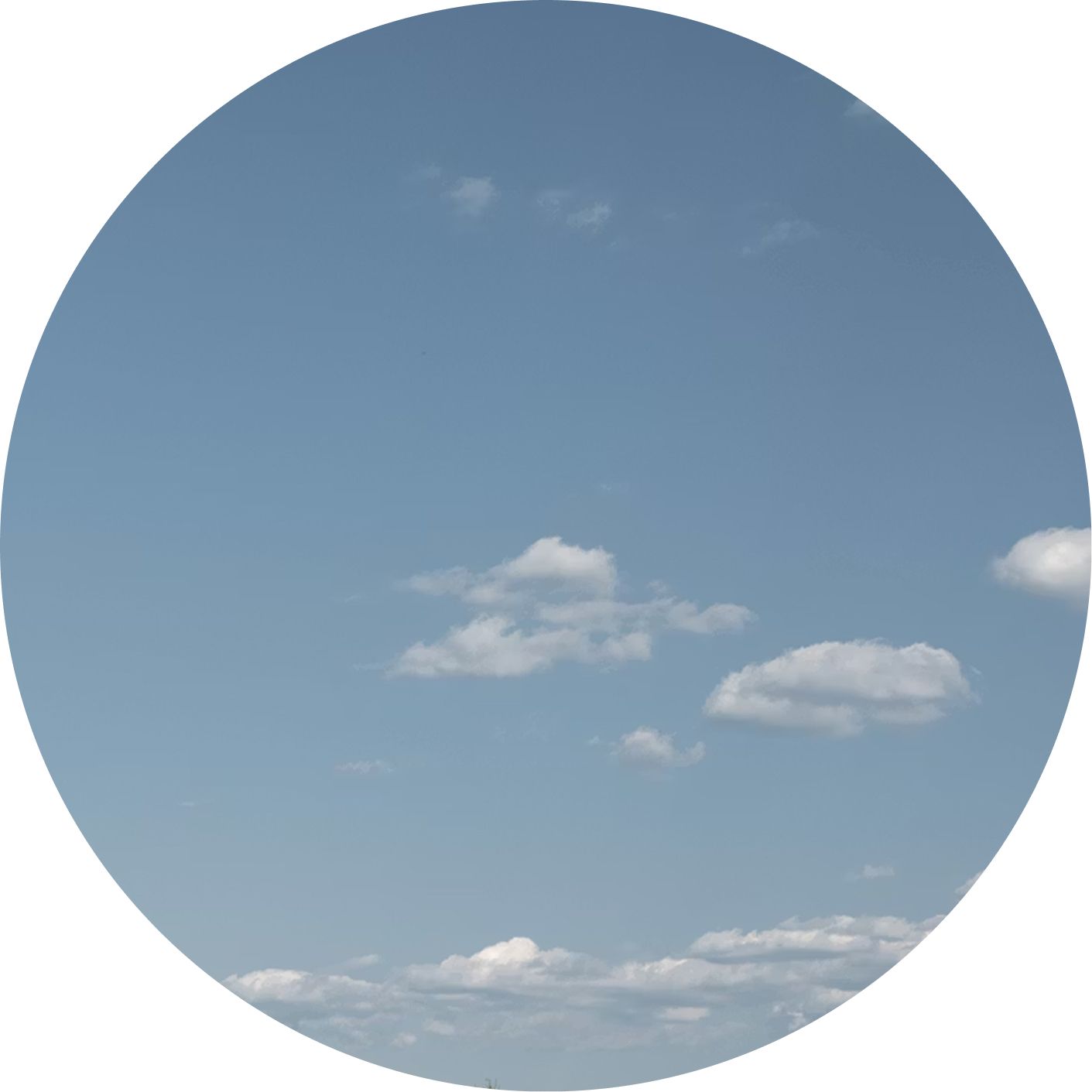 Ciel bleu clair en milieu de journée, nuages blancs épars, lumière équilibrée chronotype colibri
