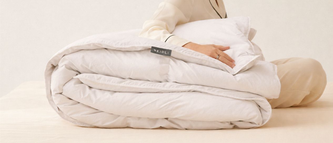 Couette blanche enroulée et bundle pour l'aération quotidienne, entretien Tencel Kipli