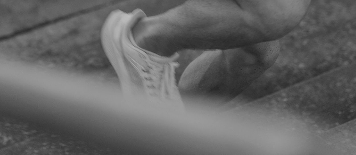 Pied chaussé en foulée de course, effort physique et prévention des crampes musculaires