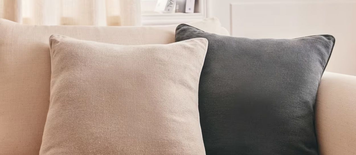 Deux coussins carrés en tissu naturel sable et anthracite, finition liseré, assemblage artisanal
