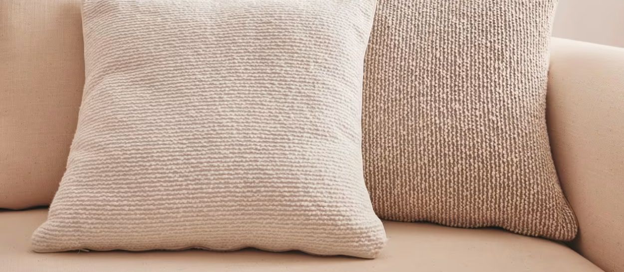 Deux coussins carrés à tissage côtelé ivoire et taupe, garnissage Tencel fibre de bois naturelle