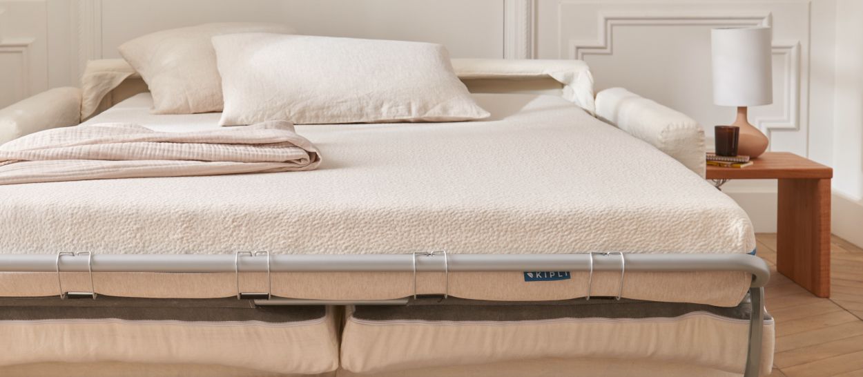 Canapé convertible PALM en position lit, matelas latex naturel 85 kg/m³, couchage quotidien