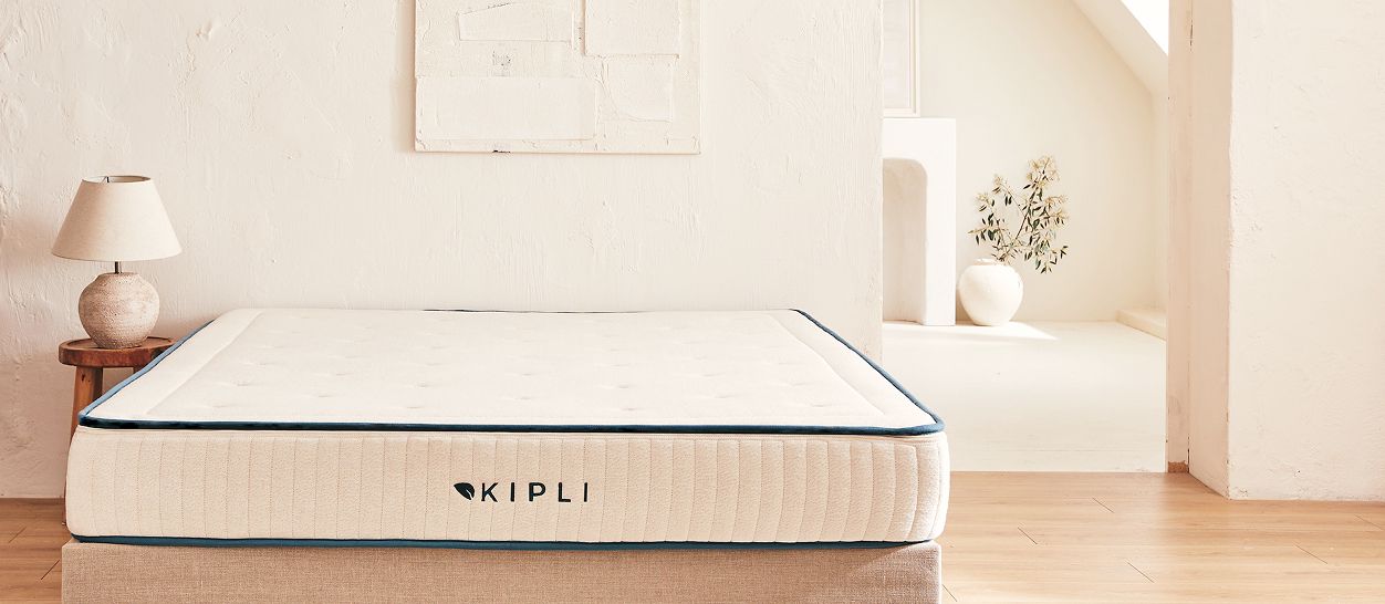 Matelas Kipli latex naturel sur sommier beige, priorité qualité couchage en petite chambre