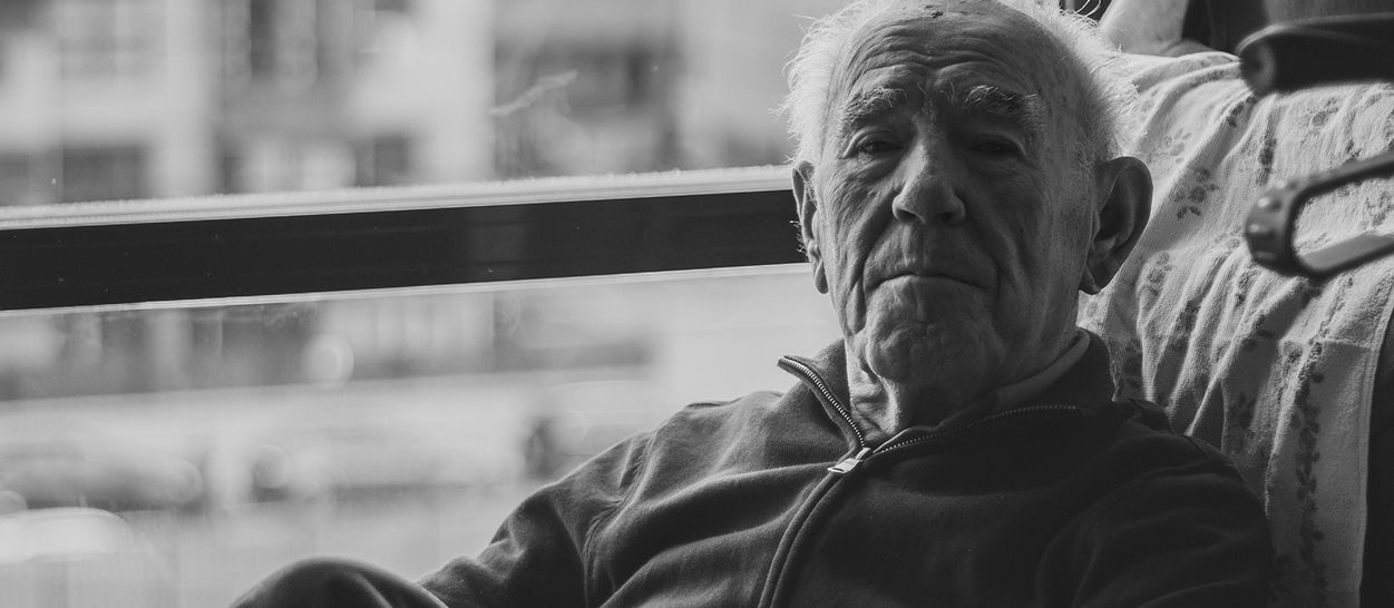 Homme âgé assis au repos, profil exposé aux crampes nocturnes et troubles musculaires