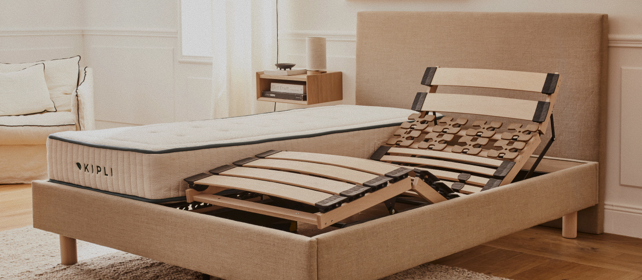 Sommier électrique OTTO à lattes en position relevée, section jambes articulée pour surélévation