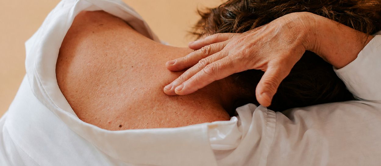 Femme d'âge moyen touchant son abdomen, illustration des changements hormonaux et douleurs chroniques