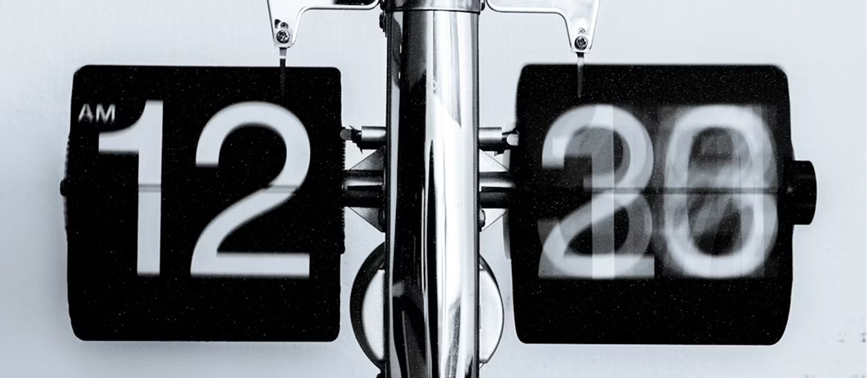 Calendrier flip montrant le temps qui s'accumule, symbolisant la dette de sommeil croissante