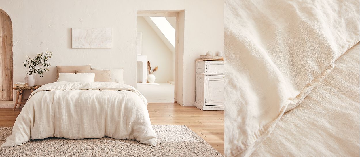 Chambre minimaliste avec lit en chanvre ivoire, aspect naturel froissé, gros plan texture tissée