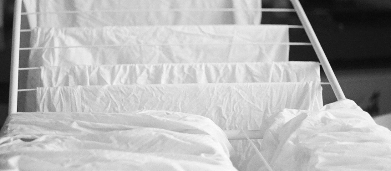 Linge de lit blanc suspendu à sécher à l'air libre, séchage naturel pour préserver les fibres