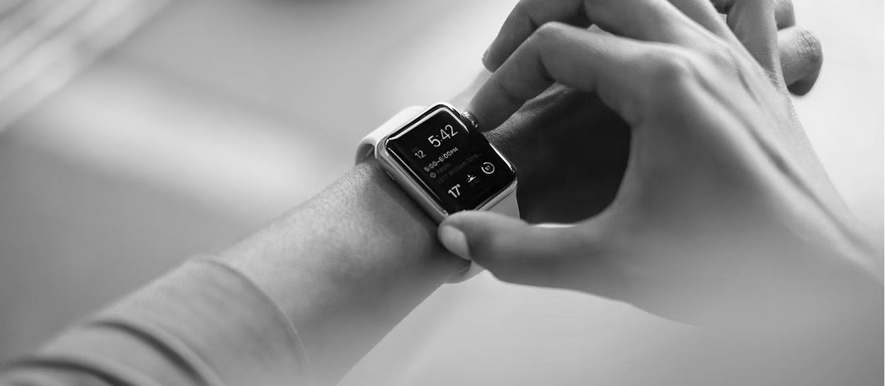 Smartwatch au poignet affichant l'heure, outil pour mesurer et suivre la dette de sommeil
