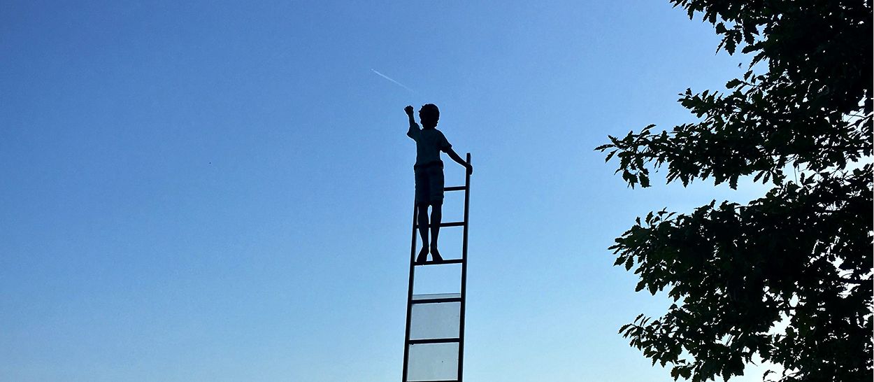 Enfant grimpe une échelle vers le ciel bleu symbolisant exploration mentale