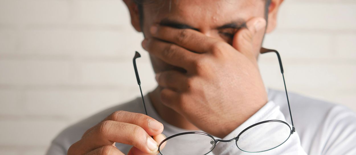 Homme d'âge moyen fatigué se frottant les yeux, épuisement et somnolence diurne, apnée du sommeil