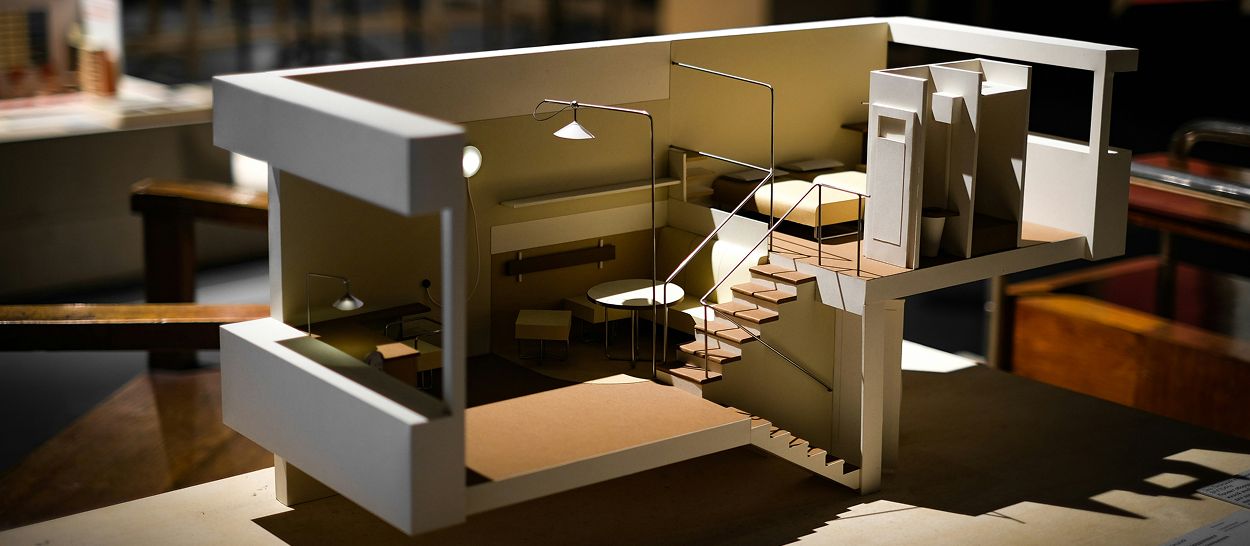 Maquette architecturale en coupe montrant plusieurs étages et escaliers, métaphore sommeil profond
