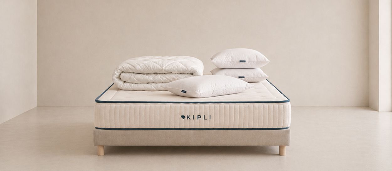 Matelas Kipli latex naturel blanc avec couette beige et oreillers, literie adaptée et de qualité