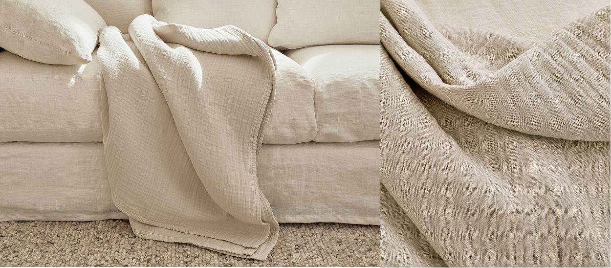 Lit avec linge lin lavé ivoire montrant texture froissée naturelle et qualité du tissu