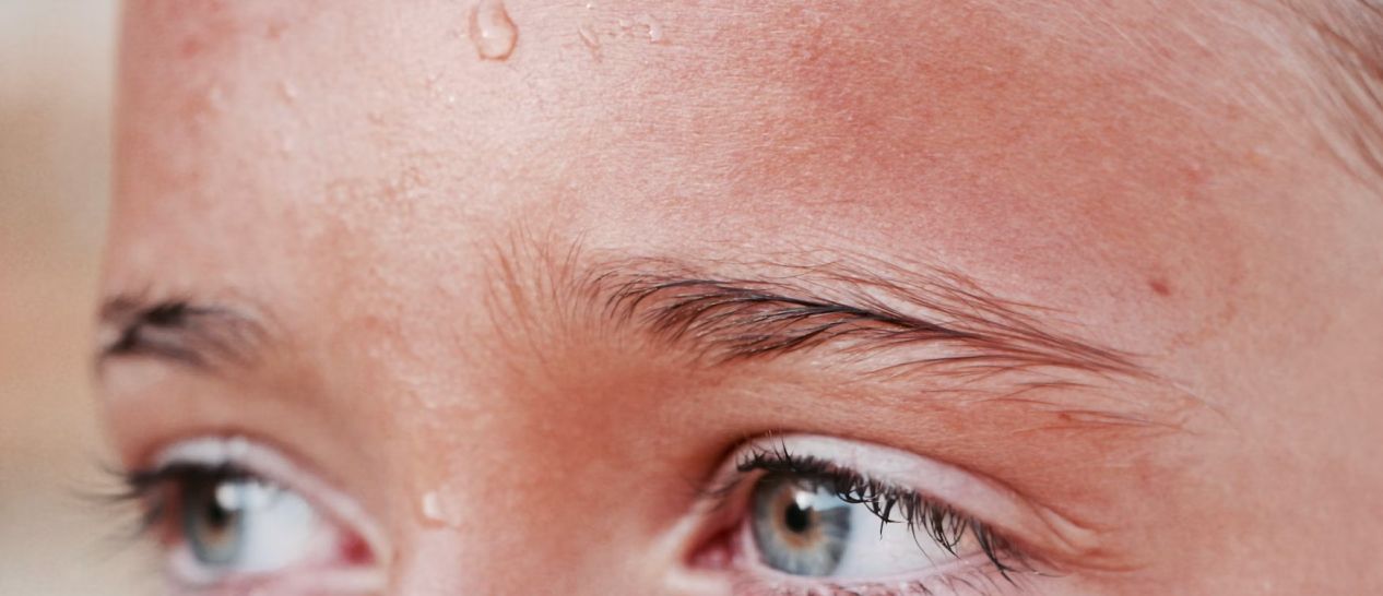 Gros plan yeux rouges et fatigués montrant inconfort et fatigue causés par canicule et chaleur