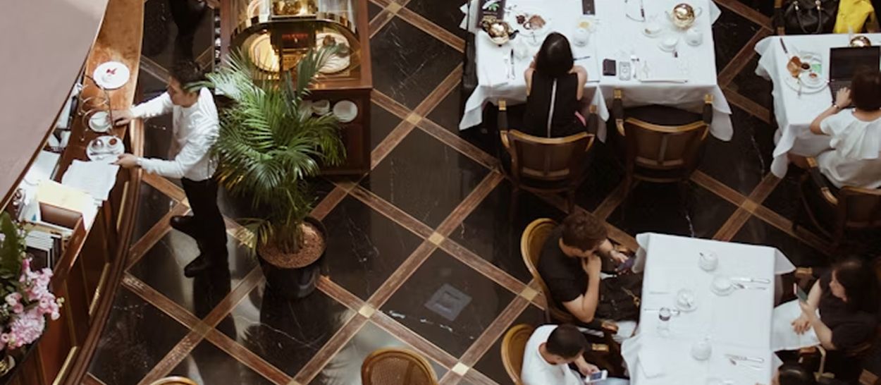 Vue aérienne restaurant montrant dîner tardif illustrant jet lag social chronotypes en été
