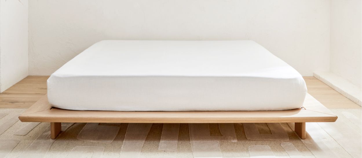 Protège-matelas blanc coton biologique et sommier bois massif créant barrière protection allergies