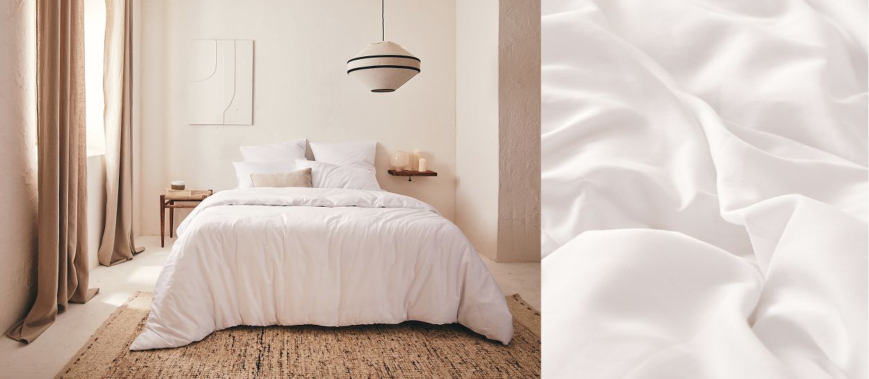 Chambre avec linge satin coton biologique blanc et gros plan texture soyeuse dense pour peaux délicates