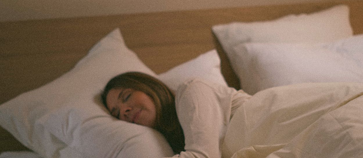 Femme dormant paisiblement montrant sommeil profond réparateur affecté par nuits courtes d'été