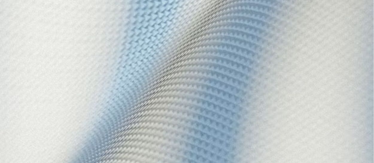 Gros plan tissu synthétique polyester montrant texture dense peu respirante à éviter pour allergies