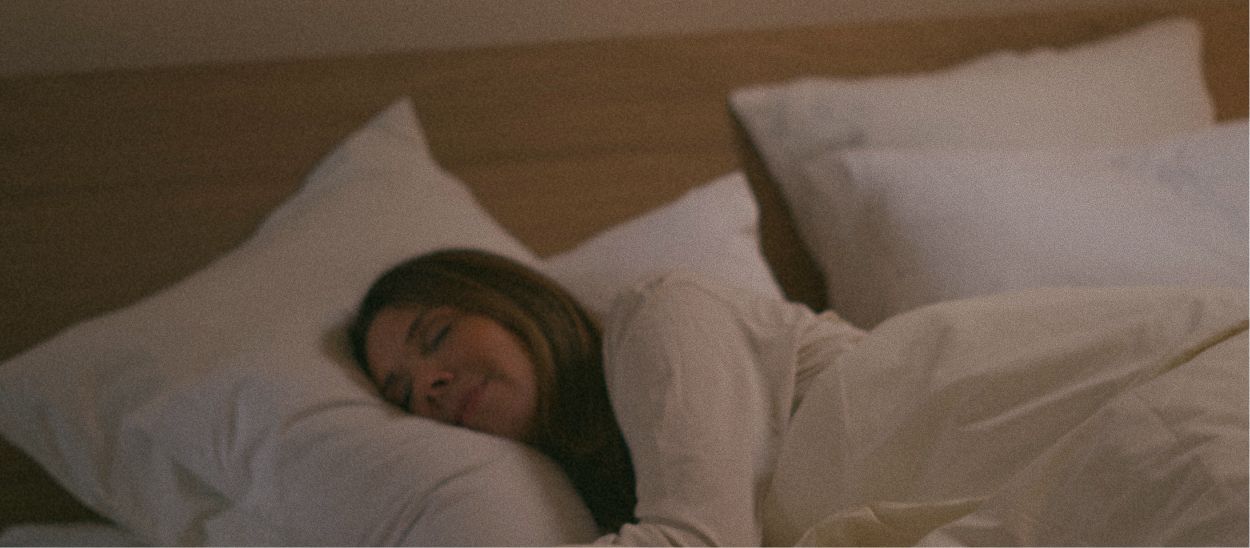 Femme qui dort sur un lit kipli