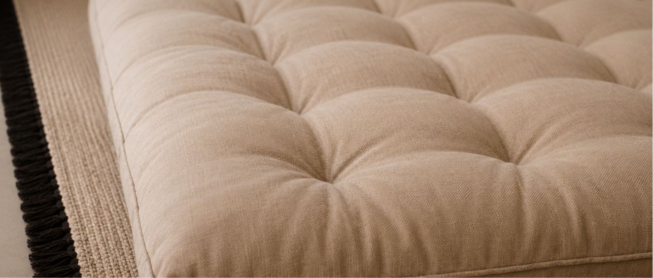 Détail texture futon naturel montrant les capitons et le garnissage en laine ou coton biologique, illustrant la qualité artisanale et les matières naturelles du futon Kipli fabriqué en France