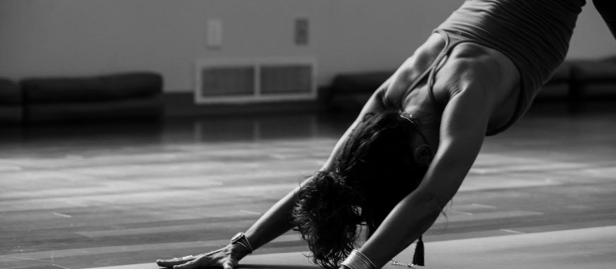 Personne en position de yoga relaxant, illustrant les techniques de détente et de relaxation musculaire progressive pour apaiser le stress et retrouver un sommeil réparateur