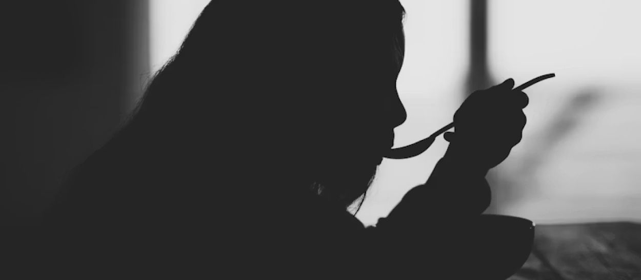 Silhouette de personne en profil, illustrant l'impact du stress et du cortisol sur le cycle du sommeil et la production de mélatonine, montrant le cercle vicieux stress-insomnie