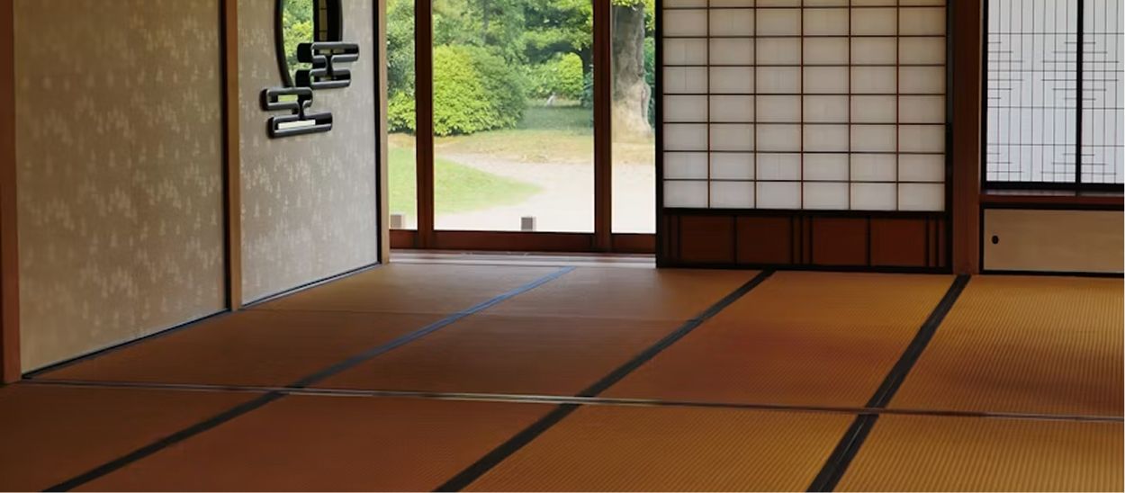 Pièce traditionnelle japonaise aux sols recouverts de tatamis en paille de riz tressée pour aérer le couchage au sol.