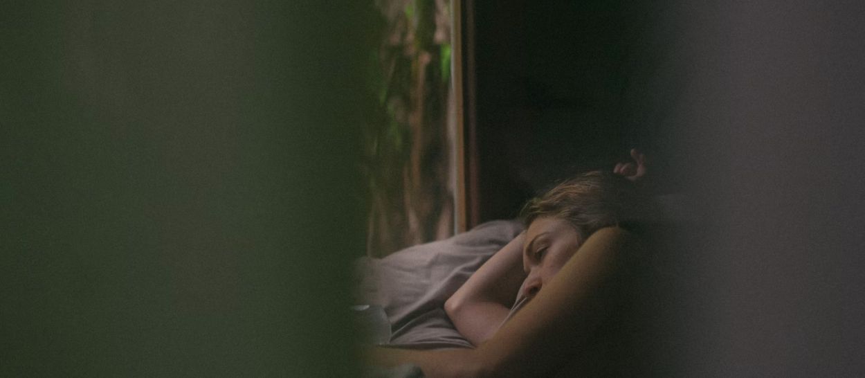 Personne endormie paisiblement dans une chambre calme et tamisée, illustrant l'idée qu'on ne perd jamais la capacité de bien dormir et qu'on peut désapprendre à mal dormir en retrouvant un sommeil naturel