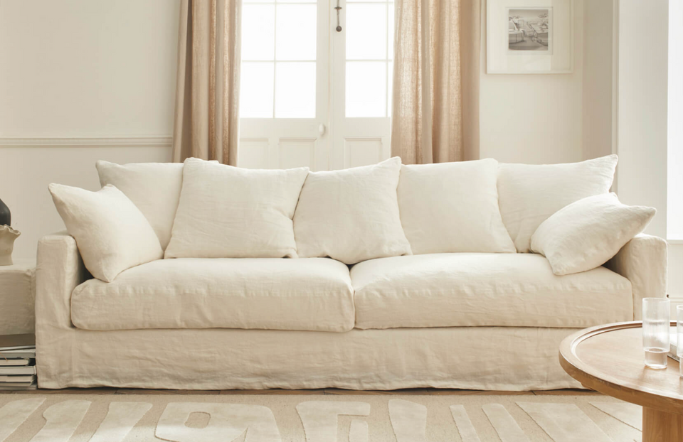 Toutes nos astuces pour entretenir son canapé en tissu