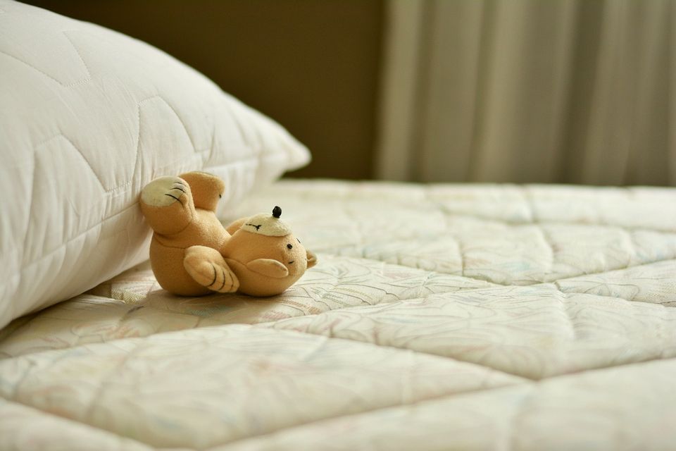 Les meilleures astuces pour nettoyer un matelas jauni