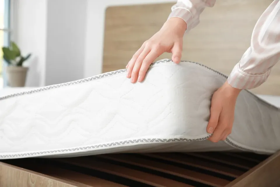 Pourquoi faut-il retourner son matelas régulièrement ?