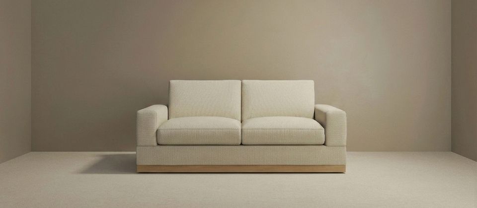 Canapé en bois massif et tissu écru, socle frêne, Collection Ralentir Kipli