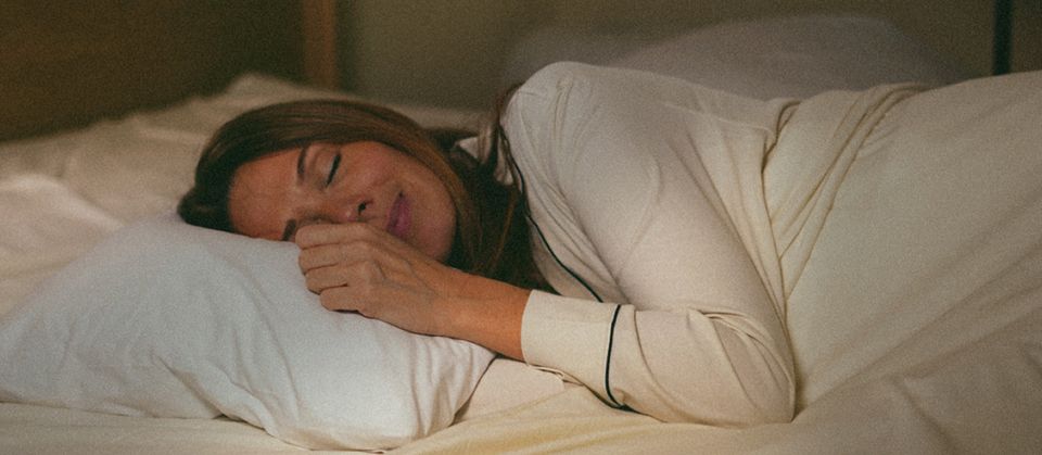 femme dormant paisiblement illustrant la question dormir 6h par nuit et la qualité du sommeil