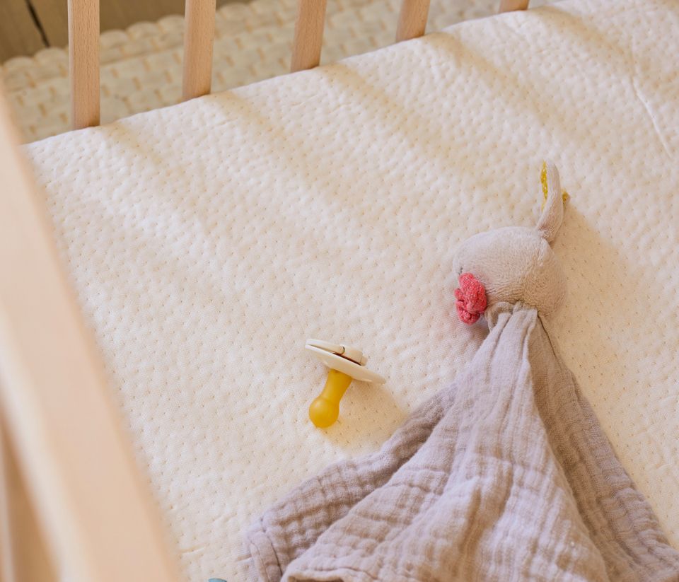 Petit guide pour bien choisir le protège-matelas du lit bébé